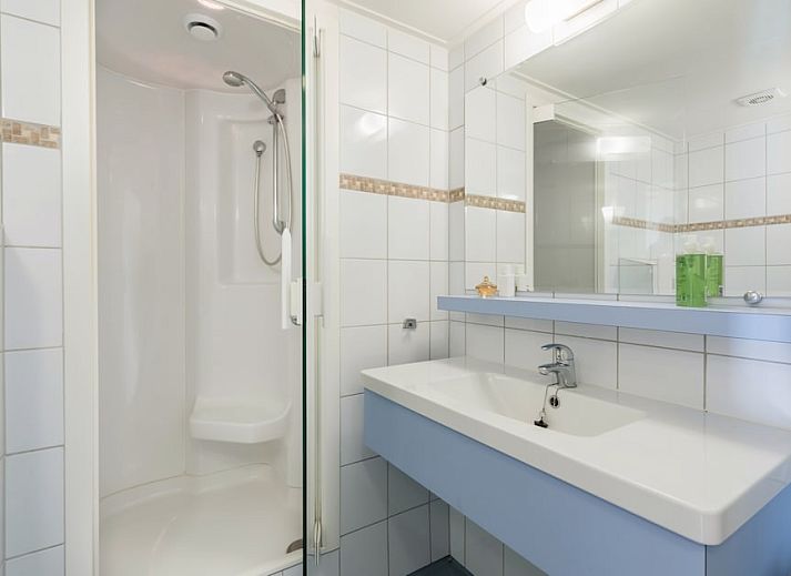 Bright living space in vacation home KVA4, Arcen, North Limburg, with views of greenery and comfortable amenities.