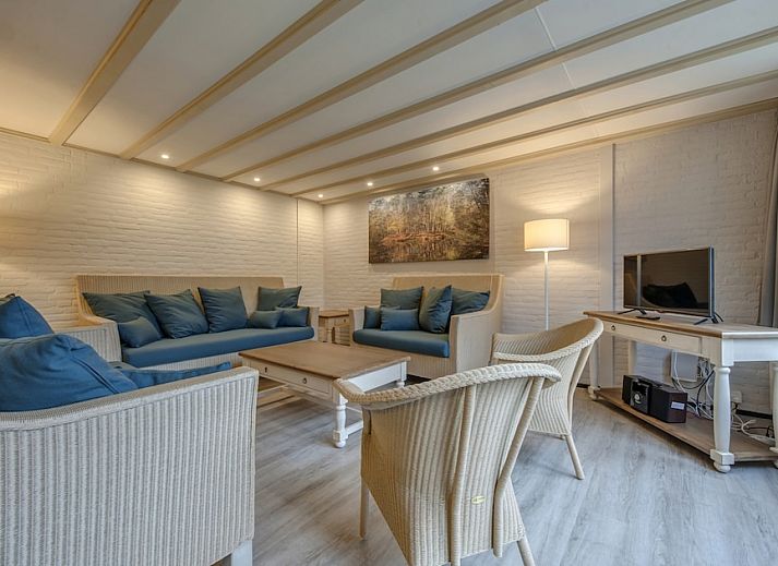 Gezellige woonkamer in bungalow KV10, Arcen, Noord Limburg, met comfortabele zithoek en sfeervolle verlichting.