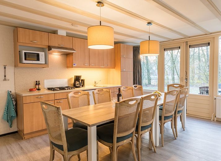 Gezellige woonkamer in bungalow KV10, Arcen, Noord Limburg, met comfortabele zithoek en sfeervolle verlichting.