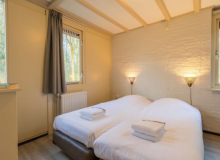 Gezellige woonkamer in bungalow KV10, Arcen, Noord Limburg, met comfortabele zithoek en sfeervolle verlichting.