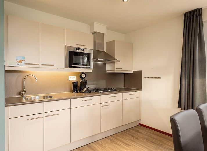 Cozy living room of KVR4B Comfort vacation home in Arcen, North Limburg, with modern decor and lots of natural light.