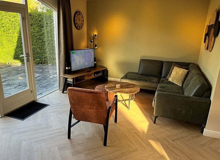 Stijlvolle eetkamer van Luxe Villa 6A in Arcen, Noord Limburg, vakantiehuis met moderne inrichting en ruime houten tafel.