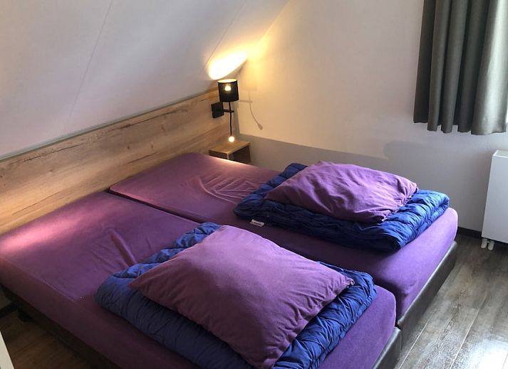 Stijlvolle eetkamer van Luxe Villa 6A in Arcen, Noord Limburg, vakantiehuis met moderne inrichting en ruime houten tafel.