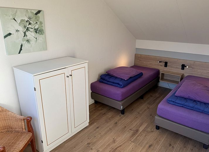 Gemuetliches Wohnzimmer der Comfort Villa 6 in Arcen, Nordlimburg, mit bequemen Sitzgelegenheiten und Blick auf den gruenen Garten.