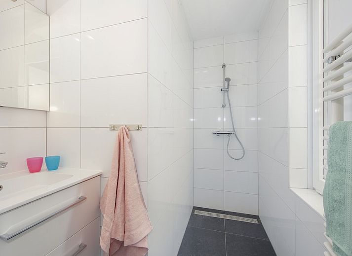 Gemuetliches Wohnzimmer der Comfort villa 4 in Arcen, Nord-Limburg, mit komfortabler Sitzecke.