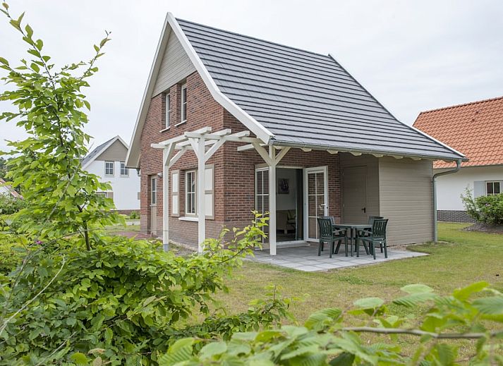 KVR4B bungalow in Arcen, North Limburg, offers a charming terrace and green surroundings for a relaxing vacation stay.