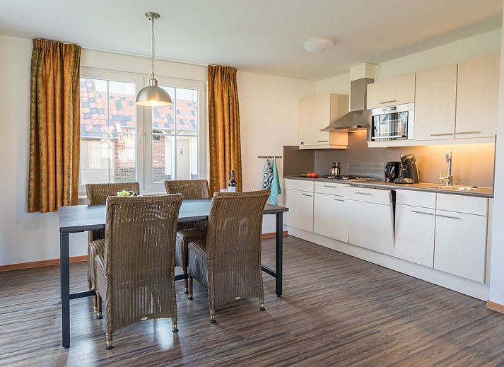 KVR4B bungalow in Arcen, North Limburg, offers a charming terrace and green surroundings for a relaxing vacation stay.