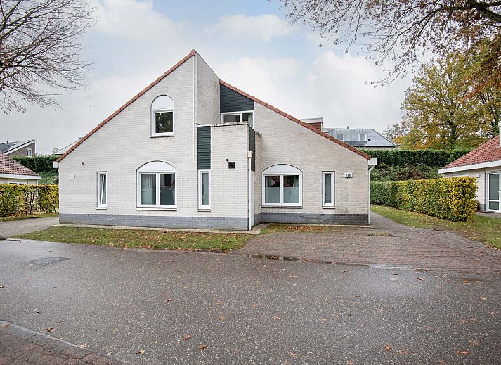Vrijstaande woning in Arcen, Noord Limburg, biedt een ruim terras en groene omgeving voor een ontspannen vakantieverblijf.
