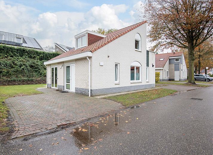 Vrijstaande woning in Arcen, Noord Limburg, biedt een ruim terras en groene omgeving voor een ontspannen vakantieverblijf.