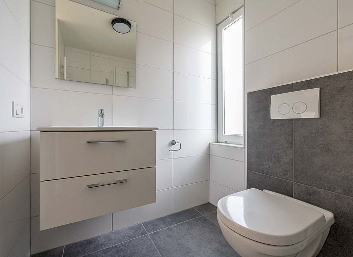 Vrijstaande woning in Arcen, Noord Limburg, biedt een serene vakantie-ervaring met moderne architectuur en groene omgeving.