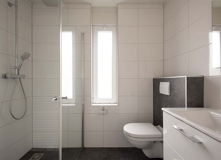 Vrijstaande woning in Arcen, Noord Limburg, biedt een serene vakantie-ervaring met moderne architectuur en groene omgeving.