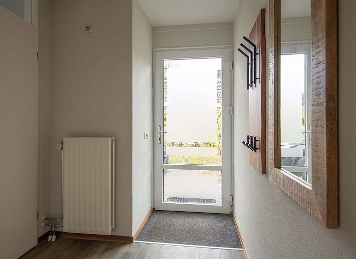 Vrijstaande woning in Arcen, Noord Limburg, biedt een serene vakantie-ervaring met moderne architectuur en groene omgeving.