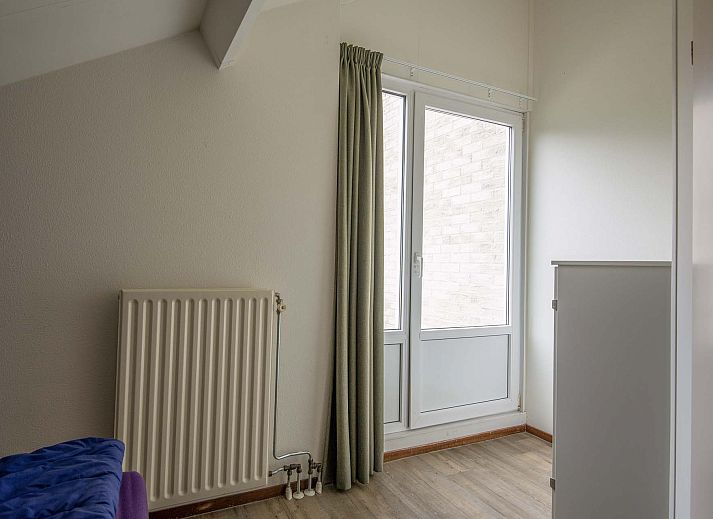 Gezellige woonkamer in de Vrijstaande woning in Arcen, Noord Limburg, met comfortabele banken en uitzicht op de groene tuin.