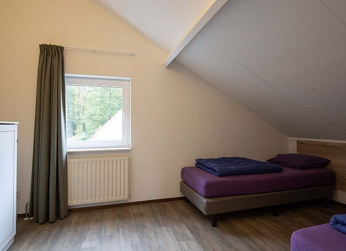 Gezellige woonkamer in de Vrijstaande woning in Arcen, Noord Limburg, met comfortabele banken en uitzicht op de groene tuin.