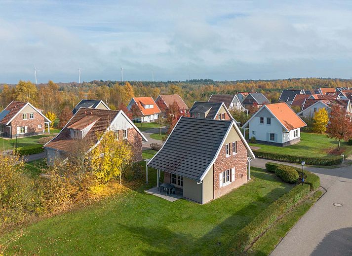 Vrijstaande woning in Arcen, Noord Limburg, biedt rustieke charme te midden van herfstlandschap, ideaal vakantiehuis voor natuurliefhebbers.