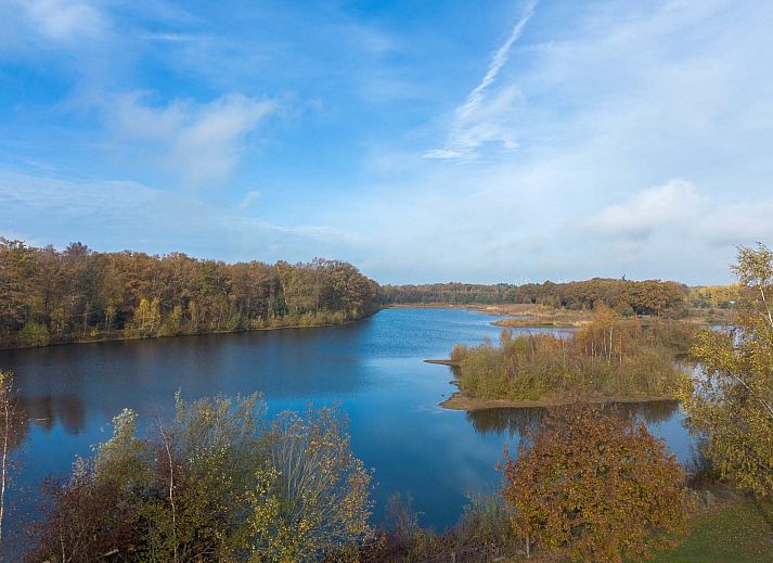 Vrijstaande woning in Arcen, Noord Limburg, biedt rustieke charme te midden van herfstlandschap, ideaal vakantiehuis voor natuurliefhebbers.
