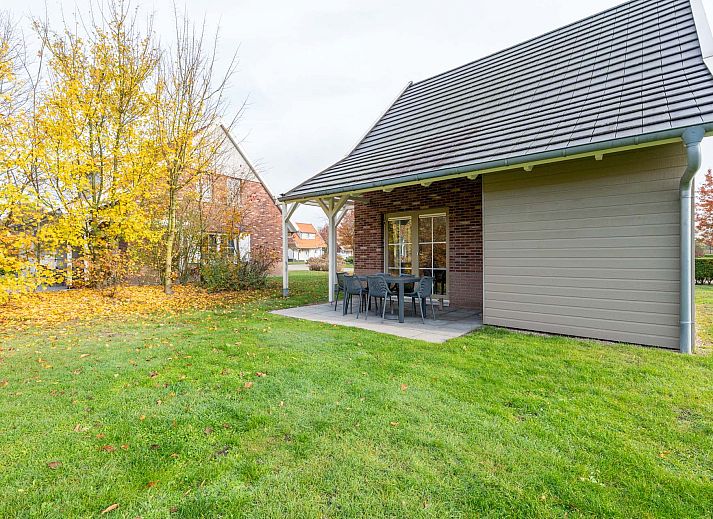 Gezellige woonkamer van Vrijstaande woning in Arcen, Noord Limburg, met moderne inrichting en uitzicht op de groene omgeving.
