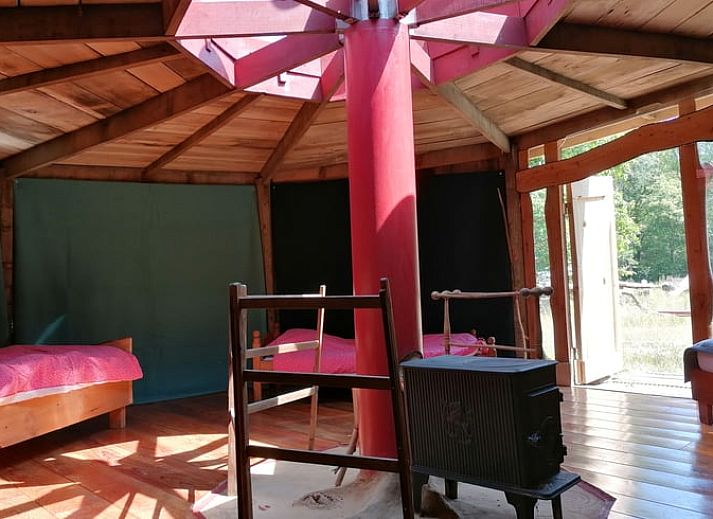 Rustiek Vakantiehuisje in Afferden, Noord Limburg, met houten veranda en rode gevel.