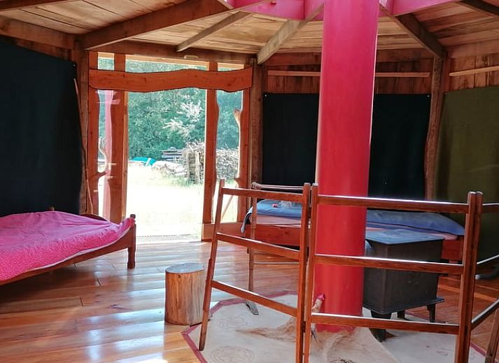 Rustiek Vakantiehuisje in Afferden, Noord Limburg, met houten veranda en rode gevel.