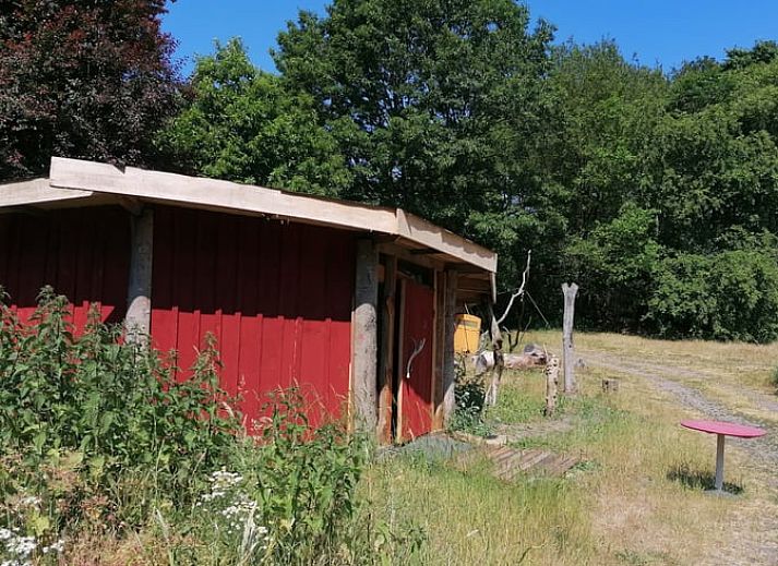 Gezellig Vakantiehuisje in Afferden, Limburg, met houten ingang en natuurlijke omgeving.