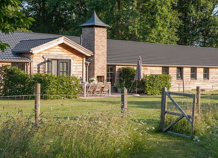 Huisje in Afferden, Noord Limburg, vakantiehuis met ruime tuin en terras, omgeven door natuur.