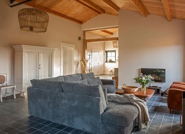 Ingang van Huisje in Afferden, Noord Limburg, vakantiehuis met bloeiende hortensia's en grindpad.