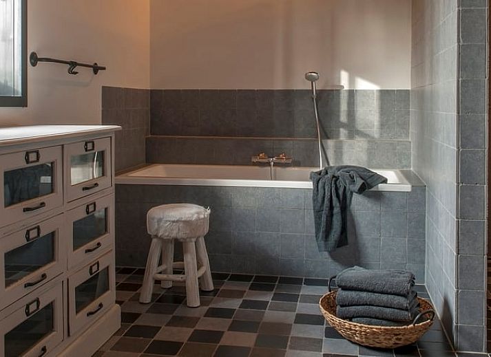 Ingang van Huisje in Afferden, Noord Limburg, vakantiehuis met bloeiende hortensia's en grindpad.