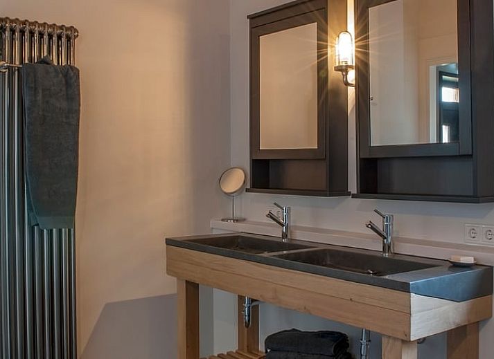 Ingang van Huisje in Afferden, Noord Limburg, vakantiehuis met bloeiende hortensia's en grindpad.