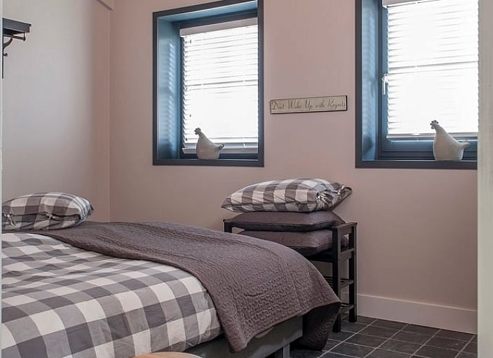 Ingang van Huisje in Afferden, Noord Limburg, vakantiehuis met bloeiende hortensia's en grindpad.