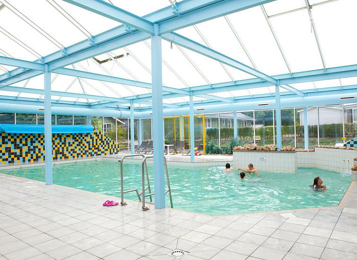 Luchtfoto van Vakantiehuis Cube Exclusif 4 in Belfeld, Noord Limburg, met groene omgeving en waterpartijen.