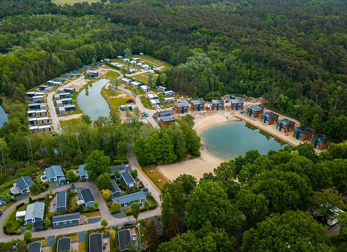 Moderne buitenkant van Vakantiehuis Cube Exclusif 4 in Belfeld, Noord Limburg, omgeven door natuur.
