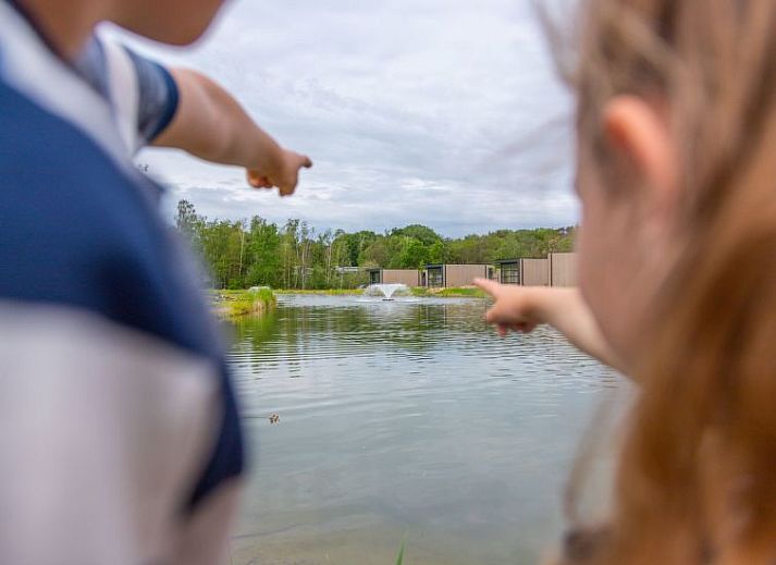 Moderne buitenkant van Vakantiehuis Cube Exclusif 4 in Belfeld, Noord Limburg, omgeven door natuur.