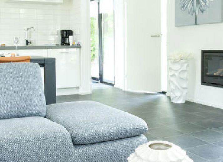 Moderne buitenkant van Vakantiehuis Cube Exclusif 4 in Belfeld, Noord Limburg, omgeven door natuur.