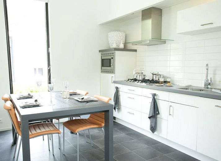 Binnenzwembad bij Vakantiehuis Cube Exclusif 4 in Belfeld, Noord Limburg, perfect voor ontspanning.