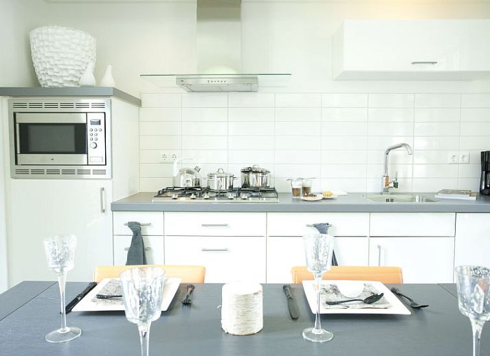 Binnenzwembad bij Vakantiehuis Cube Exclusif 4 in Belfeld, Noord Limburg, perfect voor ontspanning.