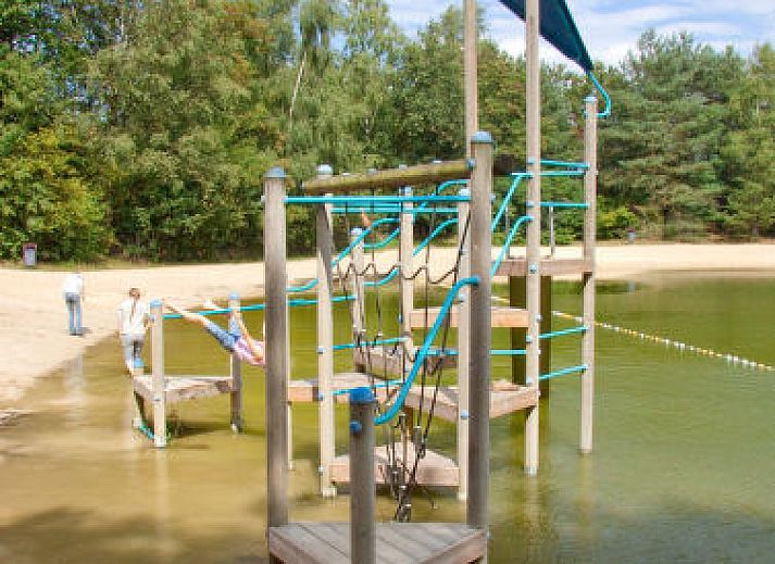 Ruime woonkamer in Vakantiehuis Cube Exclusif 4, Belfeld, Noord Limburg, met moderne inrichting.