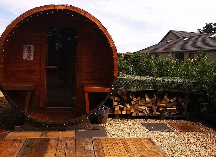 Modernes Badezimmer mit Doppelwaschbecken in einem Ferienhaus in Amerika, Nord-Limburg.