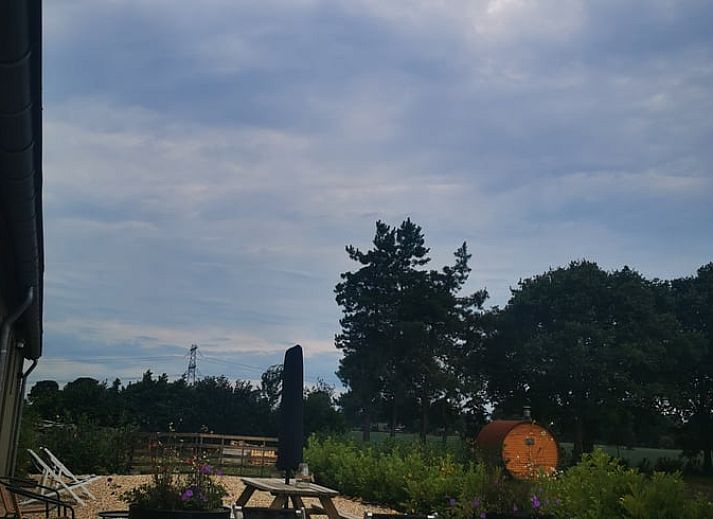 Gemuetlicher Whirlpool am Abend im Ferienhaus in Amerika, Limburg.