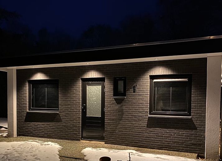 Beleuchtete Fassade von Cottage in Heijen, Ferienhaus in Nord-Limburg, Limburg.