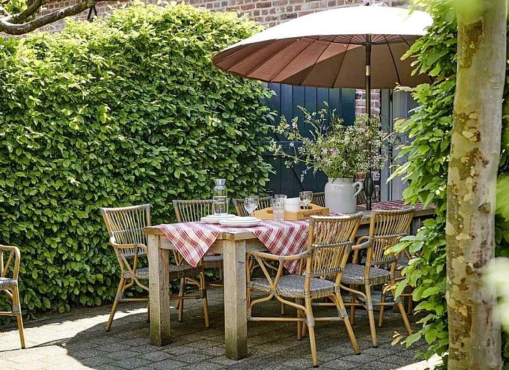 Gezellige woonkamer in vakantiehuis L277 in Baarlo, Noord Limburg met comfortabele banken en stijlvolle decoratie.