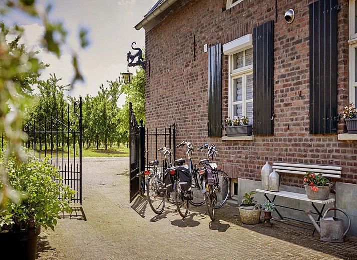 Gezellige woonkamer in vakantiehuis L277 in Baarlo, Noord Limburg met comfortabele banken en stijlvolle decoratie.