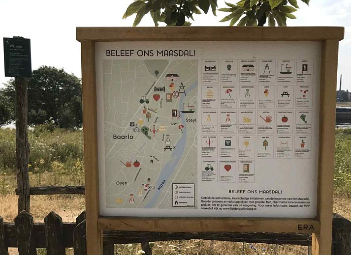 Gezellige woonkamer in vakantiehuis L277 in Baarlo, Noord Limburg met comfortabele banken en stijlvolle decoratie.