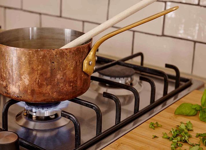 Slaapkamer van vakantiehuis L277 in Baarlo, Noord Limburg met een stijlvolle kast en comfortabele stoel.