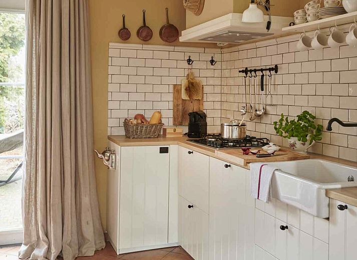 Eetruimte in vakantiehuis L277 in Baarlo, Noord Limburg met een ruime eettafel en volledig uitgeruste keuken.