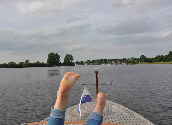 Buitenruimte van vakantiehuis L277 in Baarlo, Noord Limburg met een gezellige eettafel en veel groen.