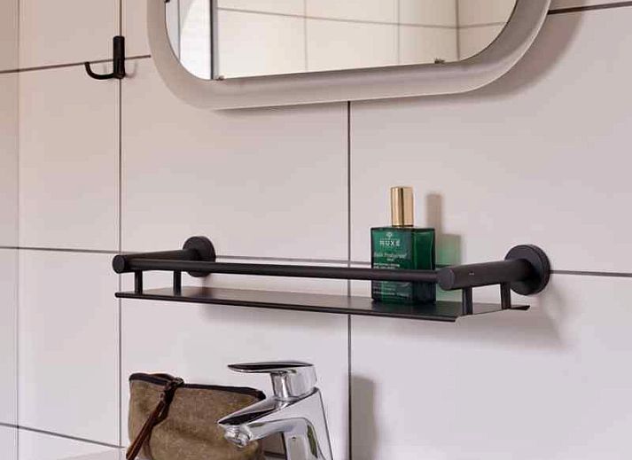 Decoratieve plank in vakantiehuis L277 in Baarlo, Noord Limburg met vintage servies en bloemen.