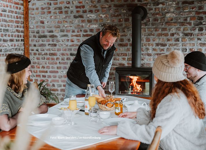 Cozy living room in vacation home L185 in Baarlo, North Limburg with comfortable seating area and modern furnishings.