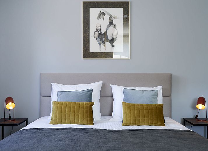 Restful garden at vacation home L185 in Baarlo, North Limburg, surrounded by blooming flowers and green nature.