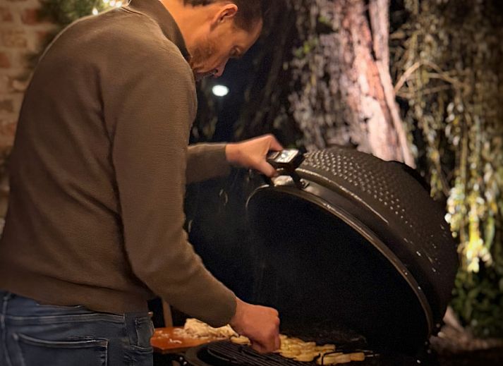 Restful garden at vacation home L185 in Baarlo, North Limburg, surrounded by blooming flowers and green nature.