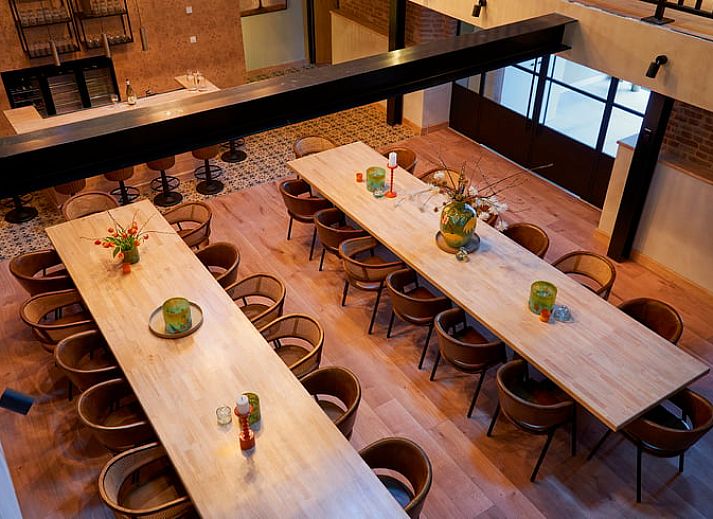 Gemuetlicher Innenbereich des Ferienhauses in Baarlo, Nord-Limburg, mit Holzbalken und stimmungsvoller Beleuchtung, ideal fuer einen entspannten Aufenthalt.